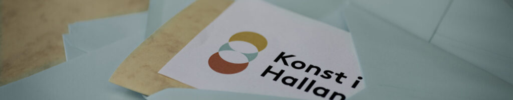 Kuvert innehållande kort med Konst i Hallands logga